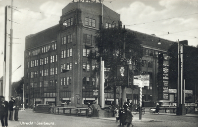 5019 Gezicht op de zij- en achtergevel van het 1e Jaarbeursgebouw (Vredenburg) te Utrecht met op de voorgrond de ...
